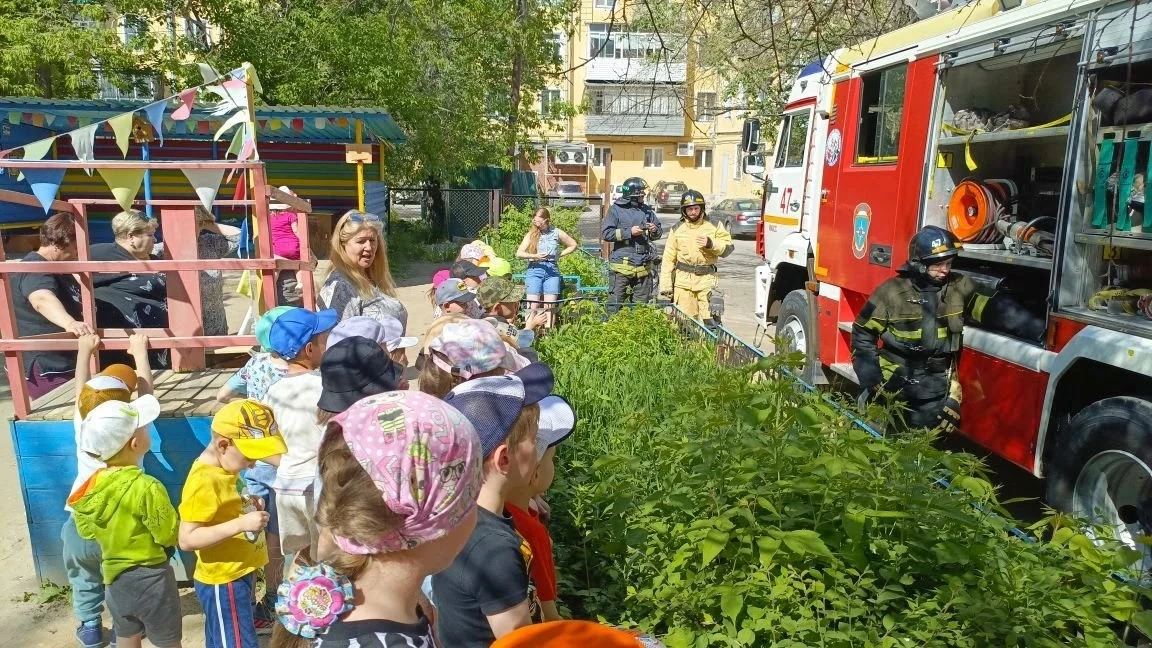 К нам приезжали пожарные! 🔥🚒
Сегодня в нашем детском саду произошло по‑настоящему яркое и полезное