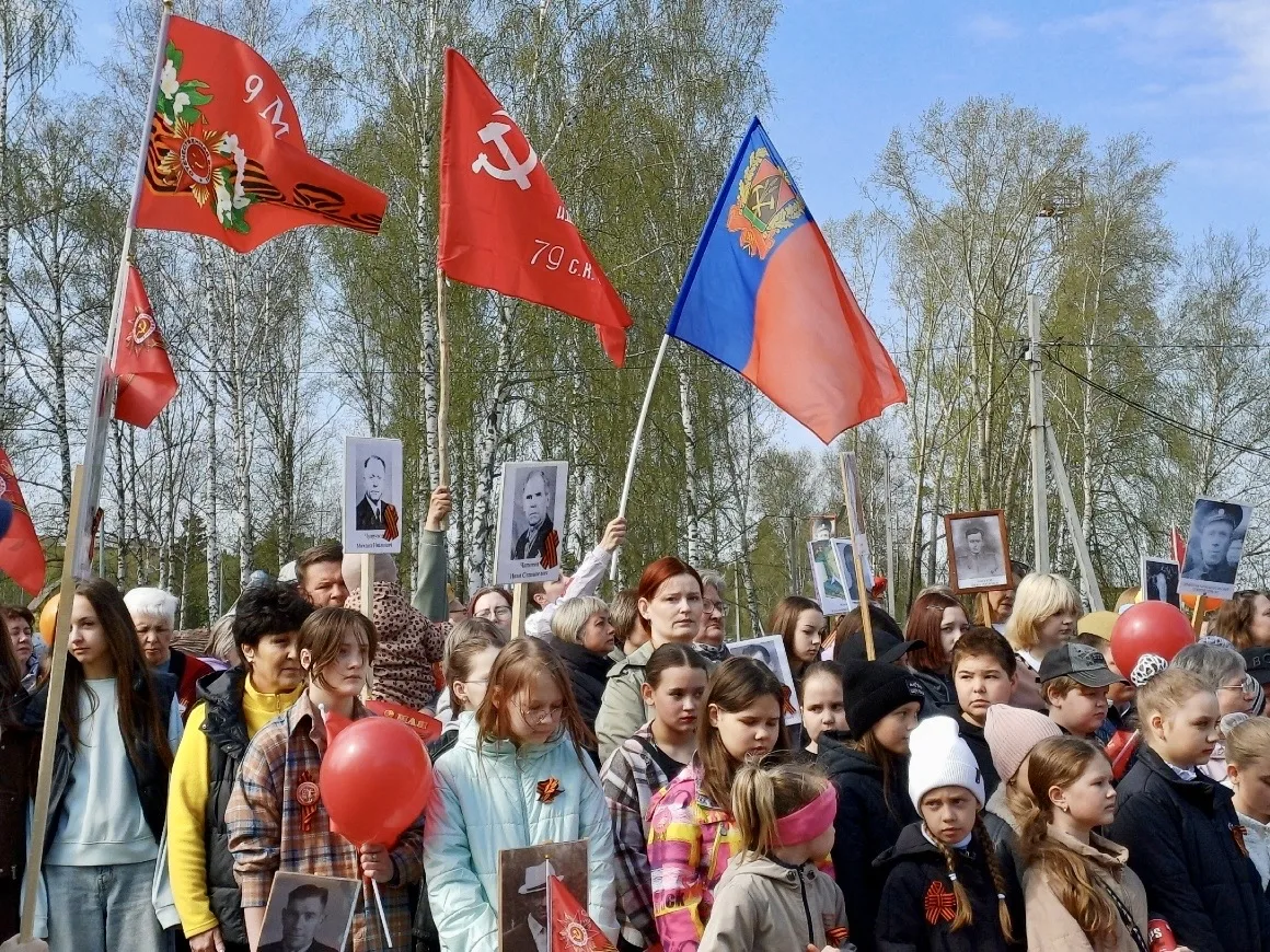 «Бессмертный полк» прошел по улице Советской в поселке Рудничный.   В День Победы жители Анжеро-Судж