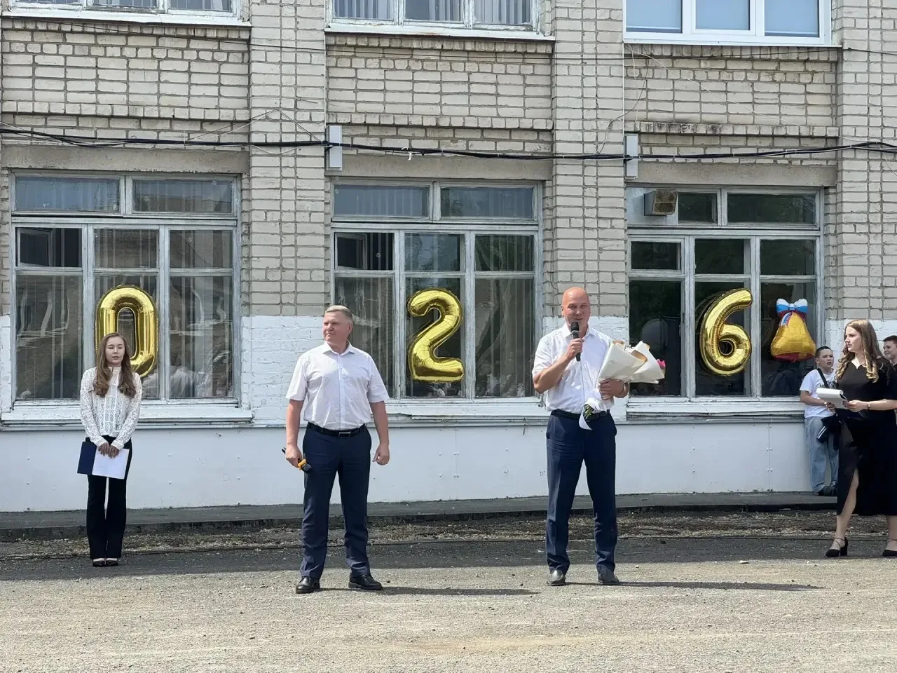 В школах Каменского округа состоялись праздничные линейки, посвящённые торжественному с...