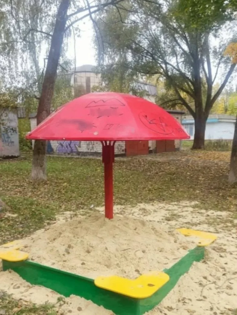 😡 Невероятно обидно: в Орле вандалы испортили новенькую песочницу!