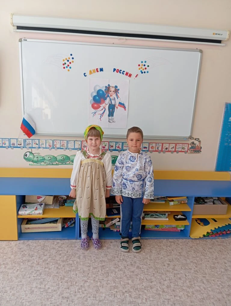 Слышишь песенку ручья ? Это Родина твоя .
Слышишь голос соловья?
Это Родина твоя.
Видишь звездочку К
