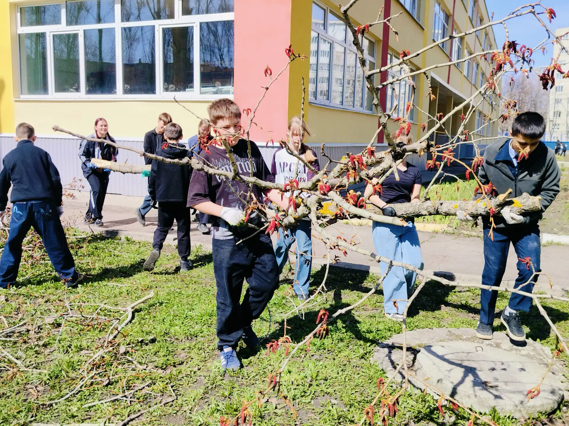 Потрудились на славу!..  В пятницу, 17 апреля, ученики и педагоги нашей школы провели «субботник» на