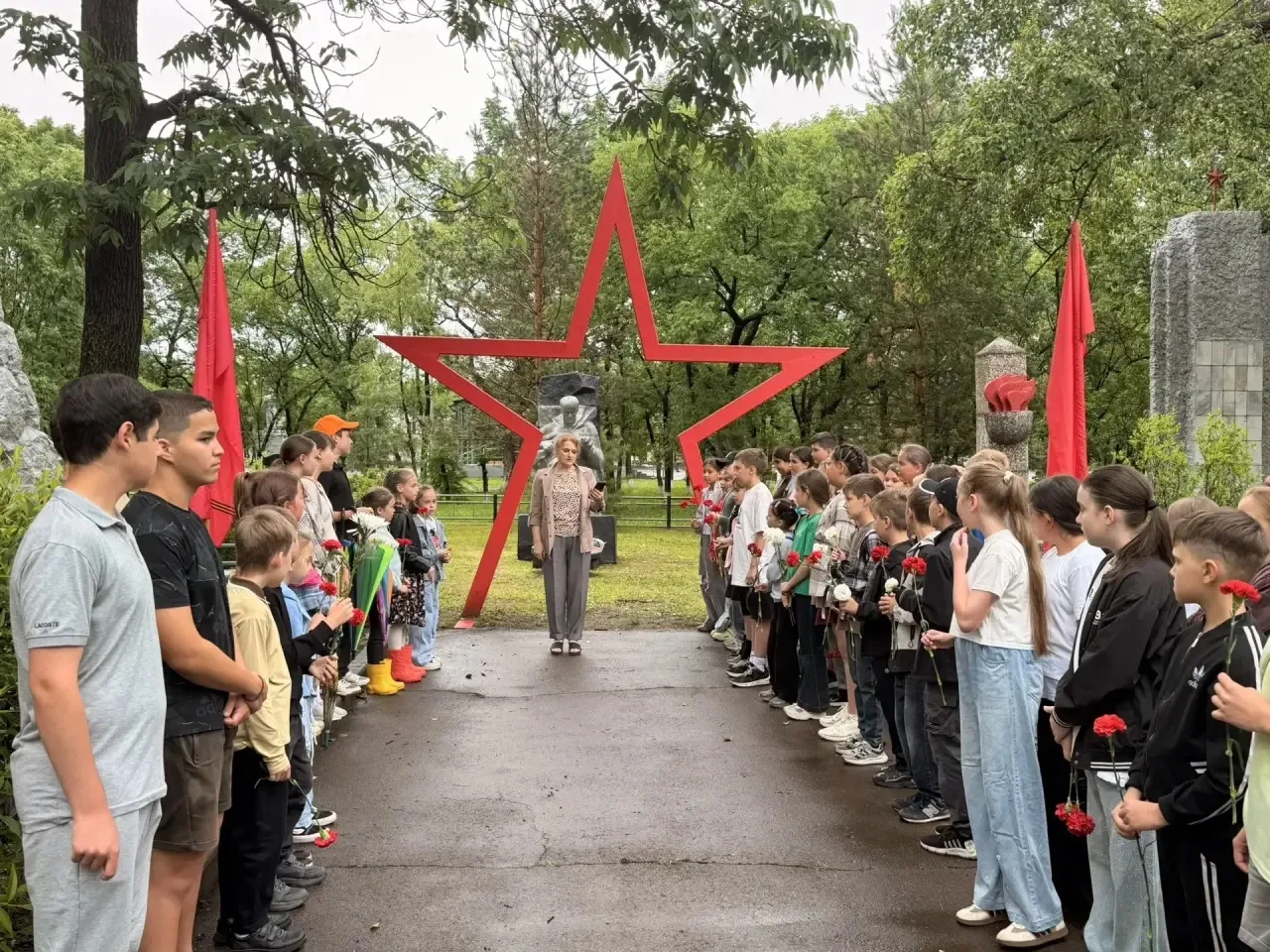 Казалось, было холодно цветам, И от росы они слегка поблёкли.
Зарю, что шла по травам и кустам,
Обша