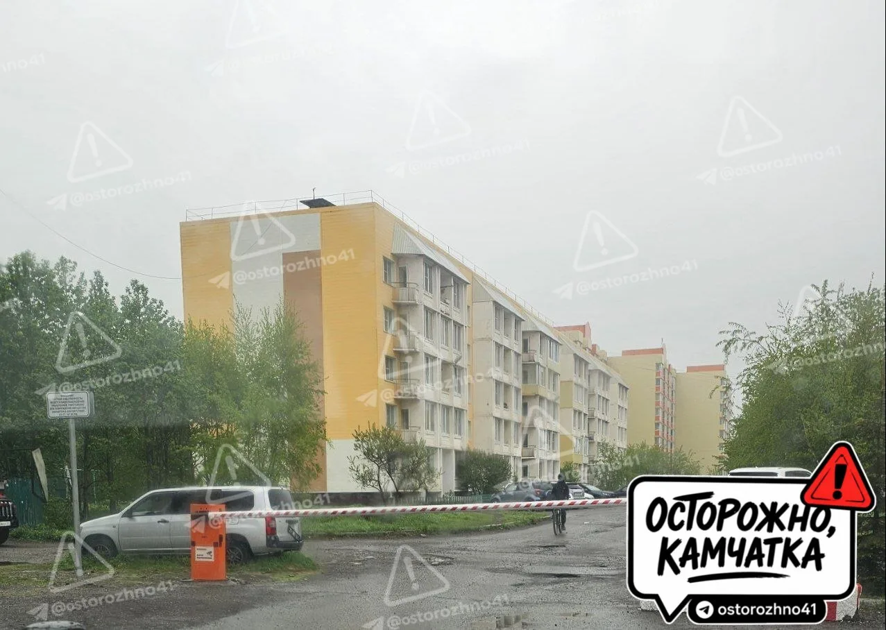 🔞  Осторожно, шлагбаум перекрыл короткий путь к садику