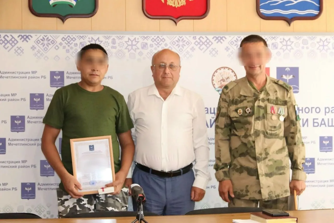 На совещании в Администрации района присутствовали бойцы, чьи мужество и самоотверженность вызывают 
