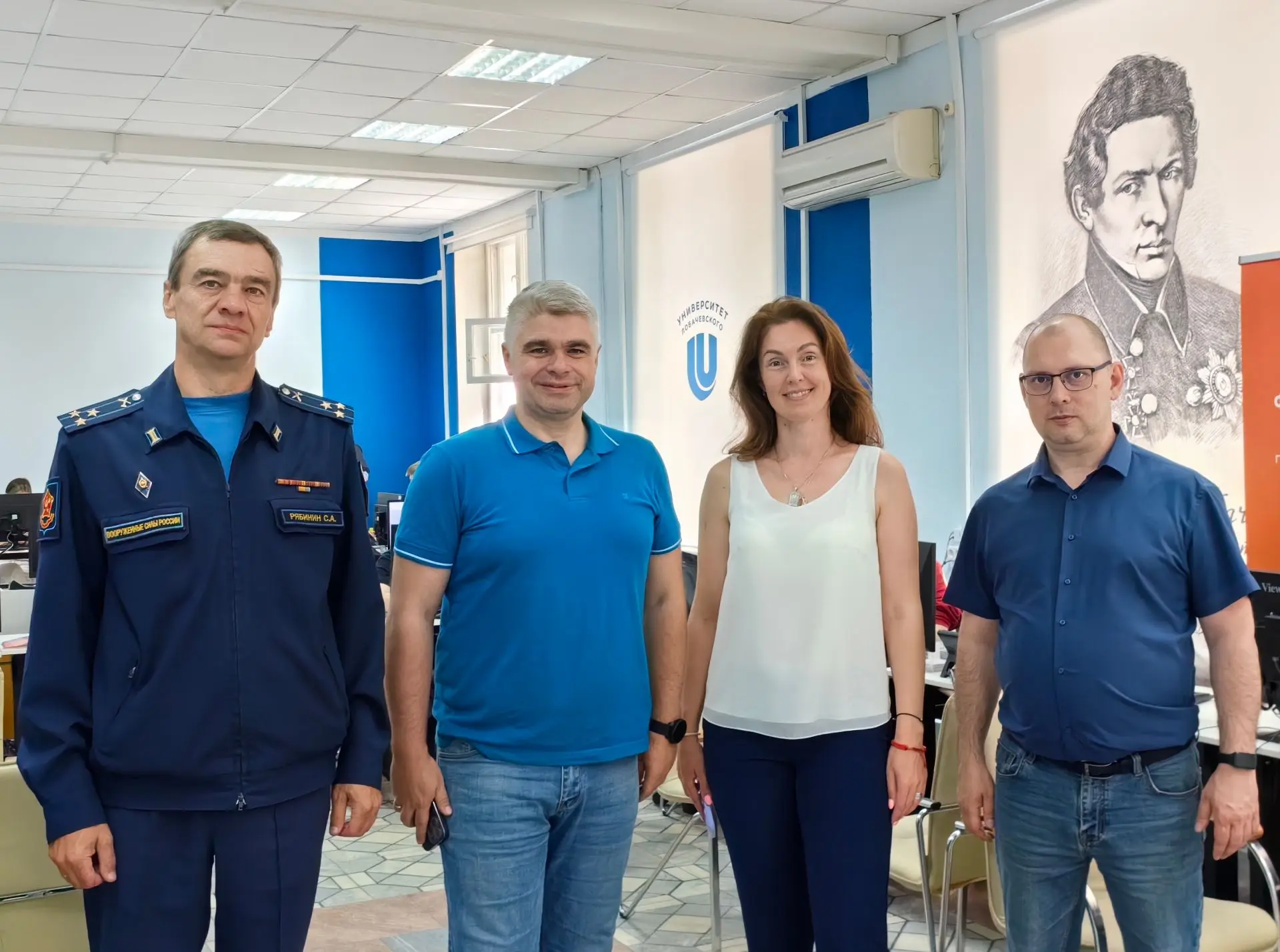 В университете начала работу приёмная комиссия.

Приходят первые абитуриенты – те, кто сдавал ЕГЭ в 