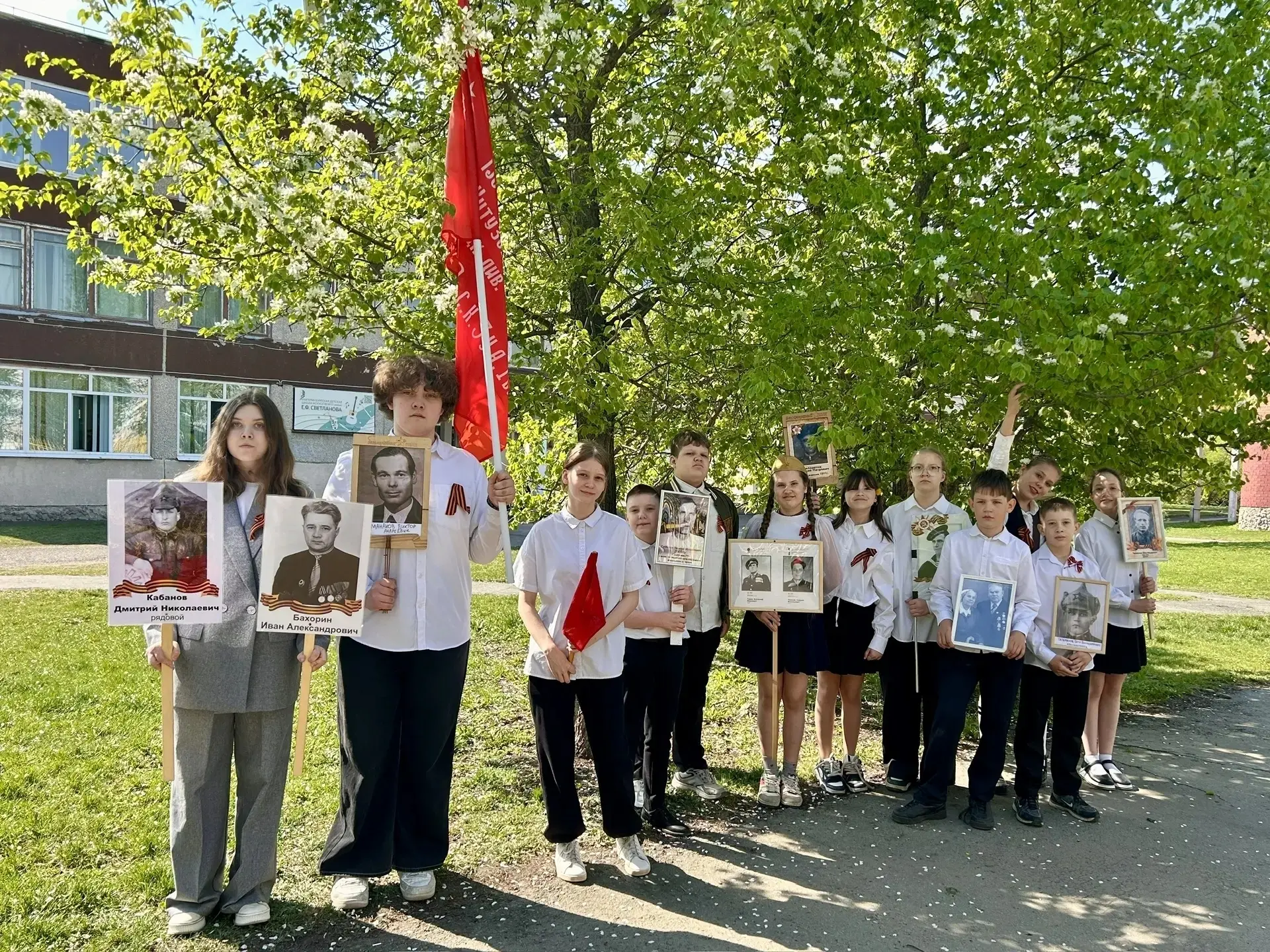 🚩🚩🚩Предпраздничная неделя началась в корпусе А с разговора о важном на тему "Песни военных лет".   В