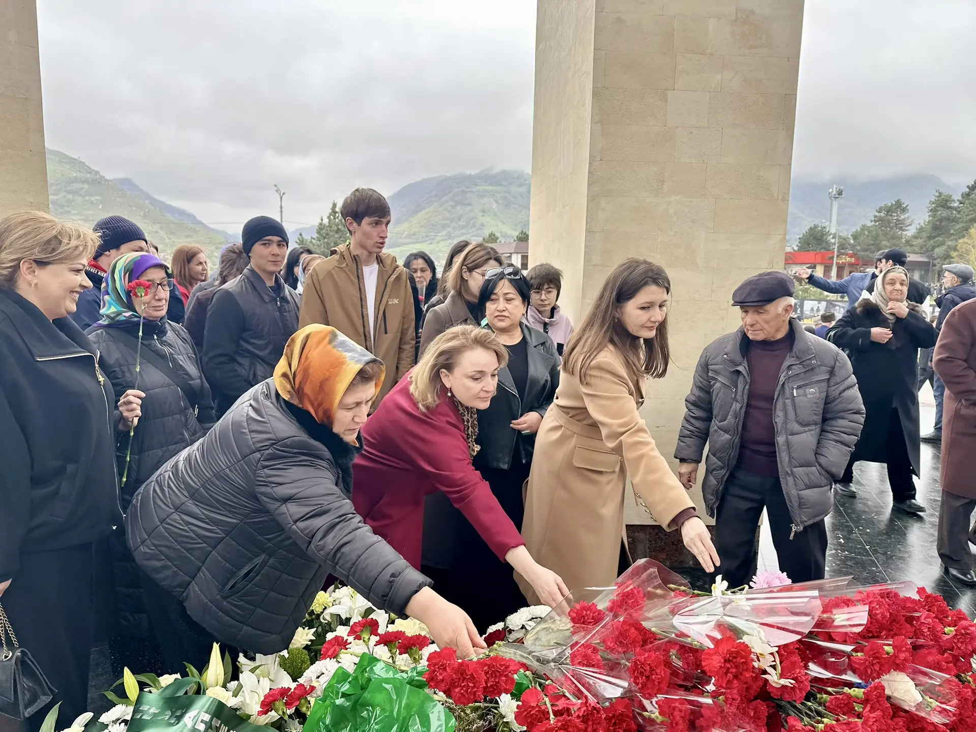 Коллектив КЧГУ во главе с и.о.ректора Умаром Узденовым принял участие в митинге, посвященном Дню воз