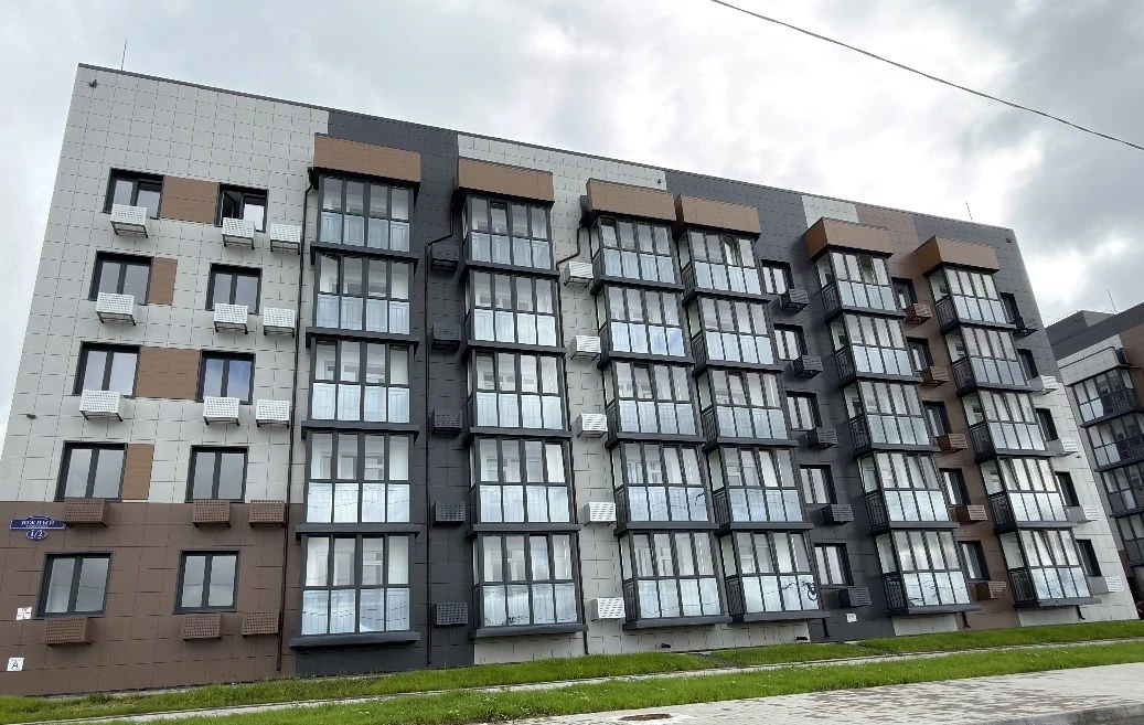 101 семья уже начала обустраиваться в новом жилом комплексе в 446-м квартале Белогорска...