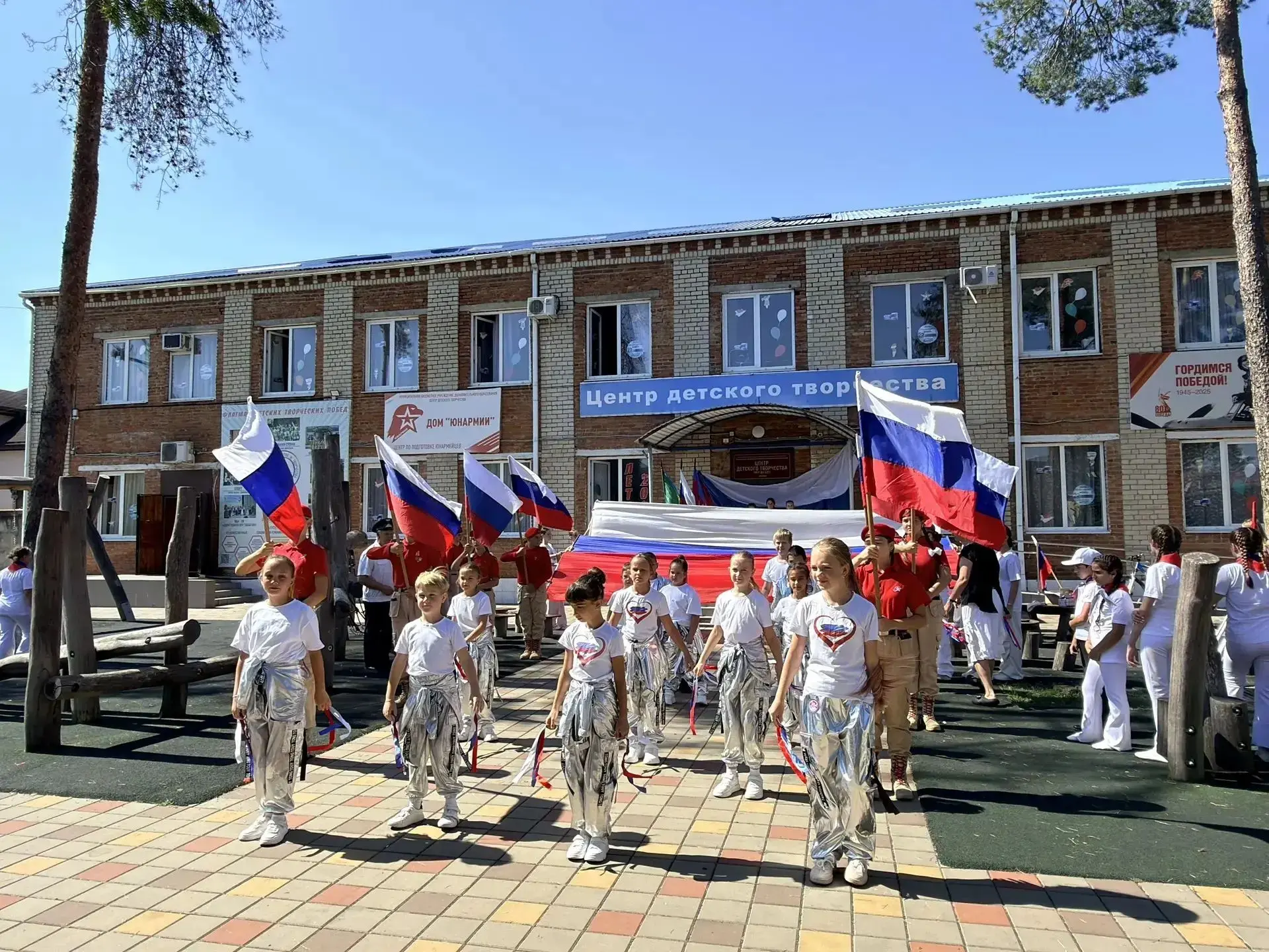 🇷🇺 В День государственного флага России Центр детского творчества - Дома "ЮНАРМИИ" Ап...