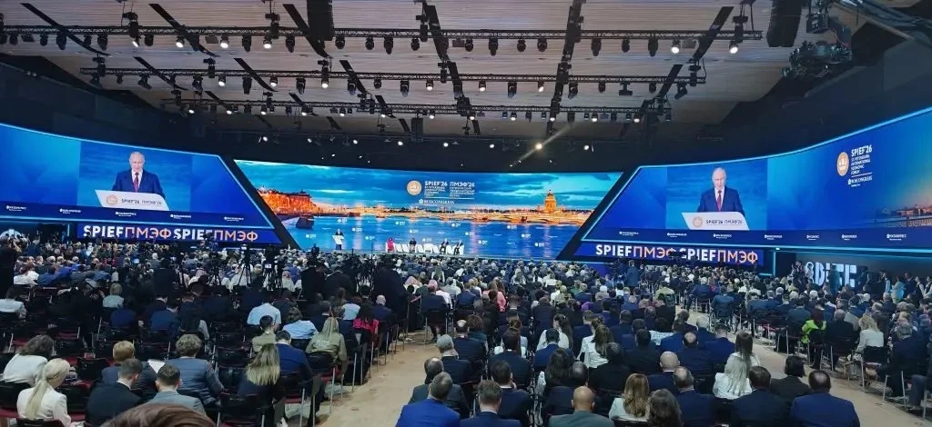 Ректор СПбГУТ Руслан Киричек посетил пленарное заседание ПМЭФ 2026