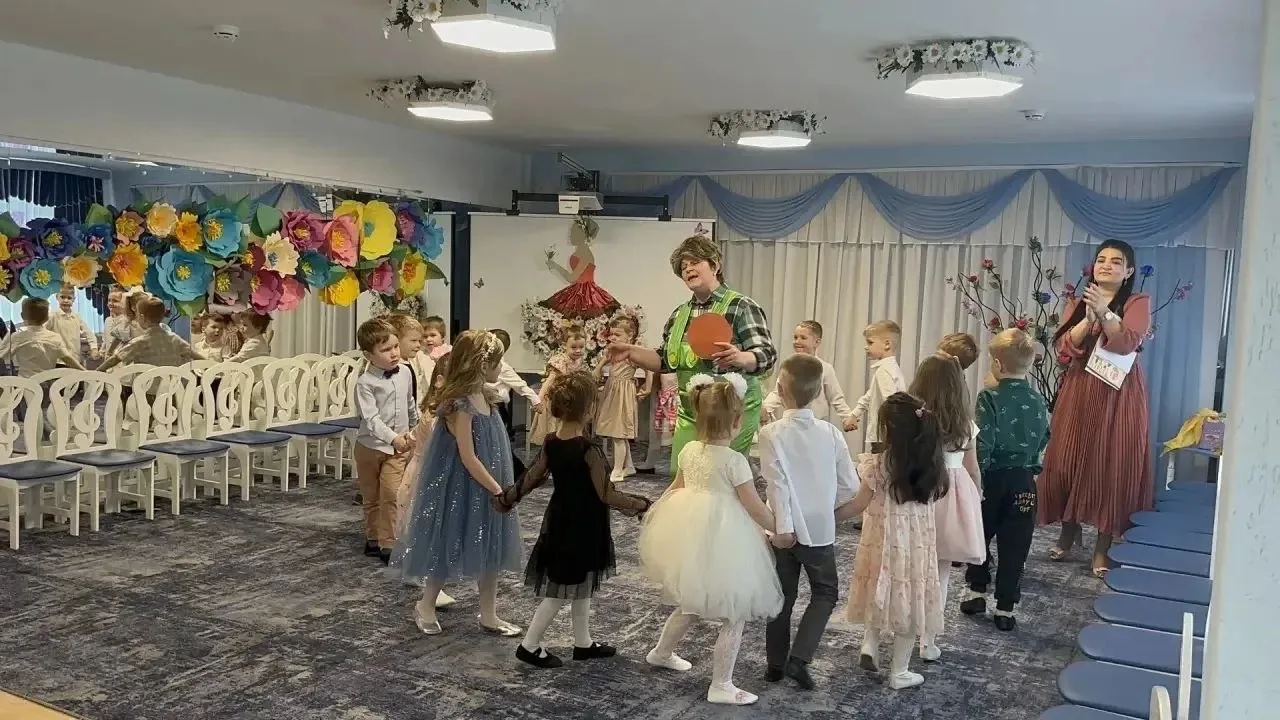 🌸Цветок на открытке для мамы моей, Я ей пожелаю прекраснейших дней, Побольше улыбок и солнца в окне,