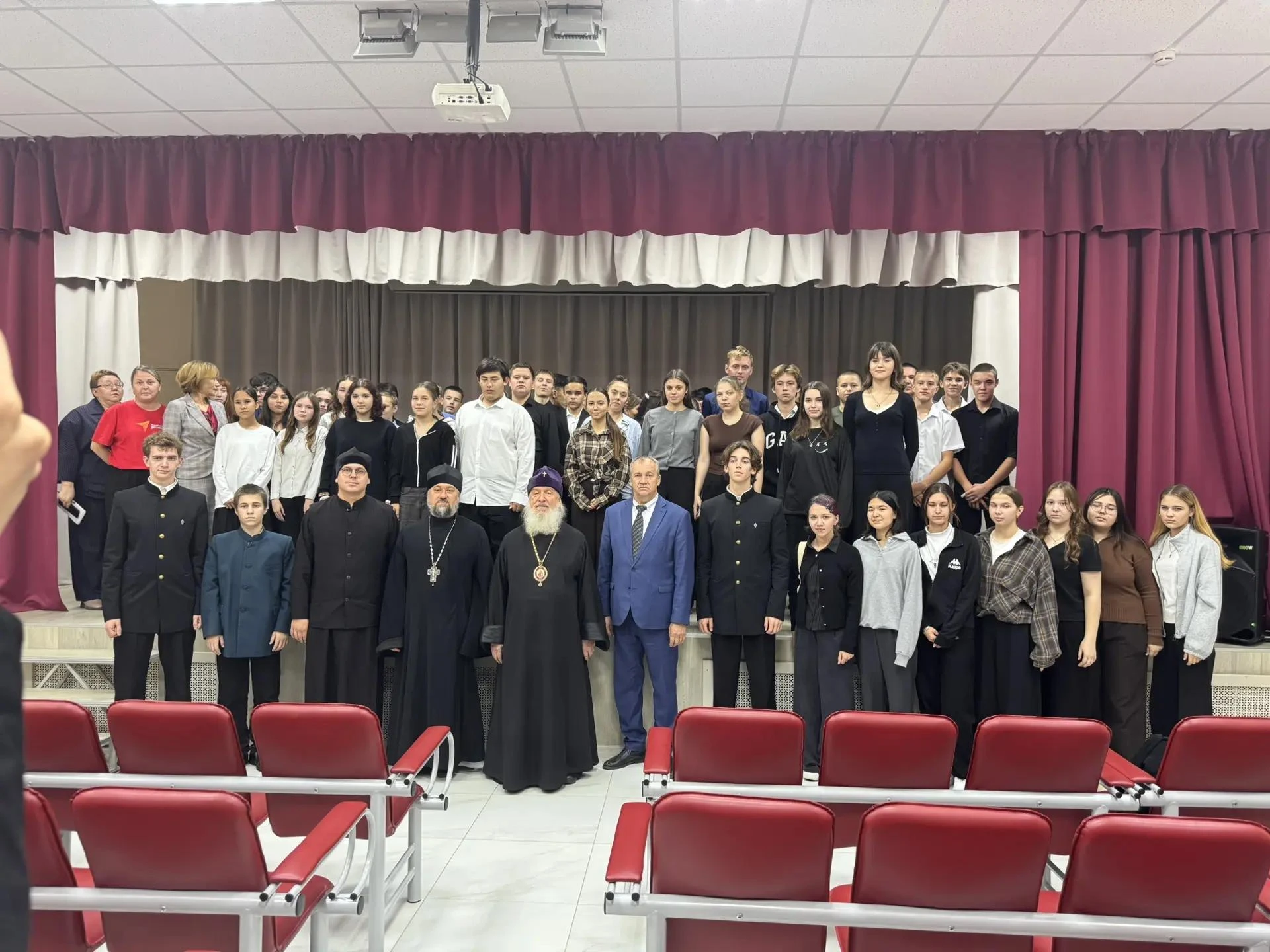 Митрополит Тобольский и Тюменский Димитрий встретился со школьниками нашего округа