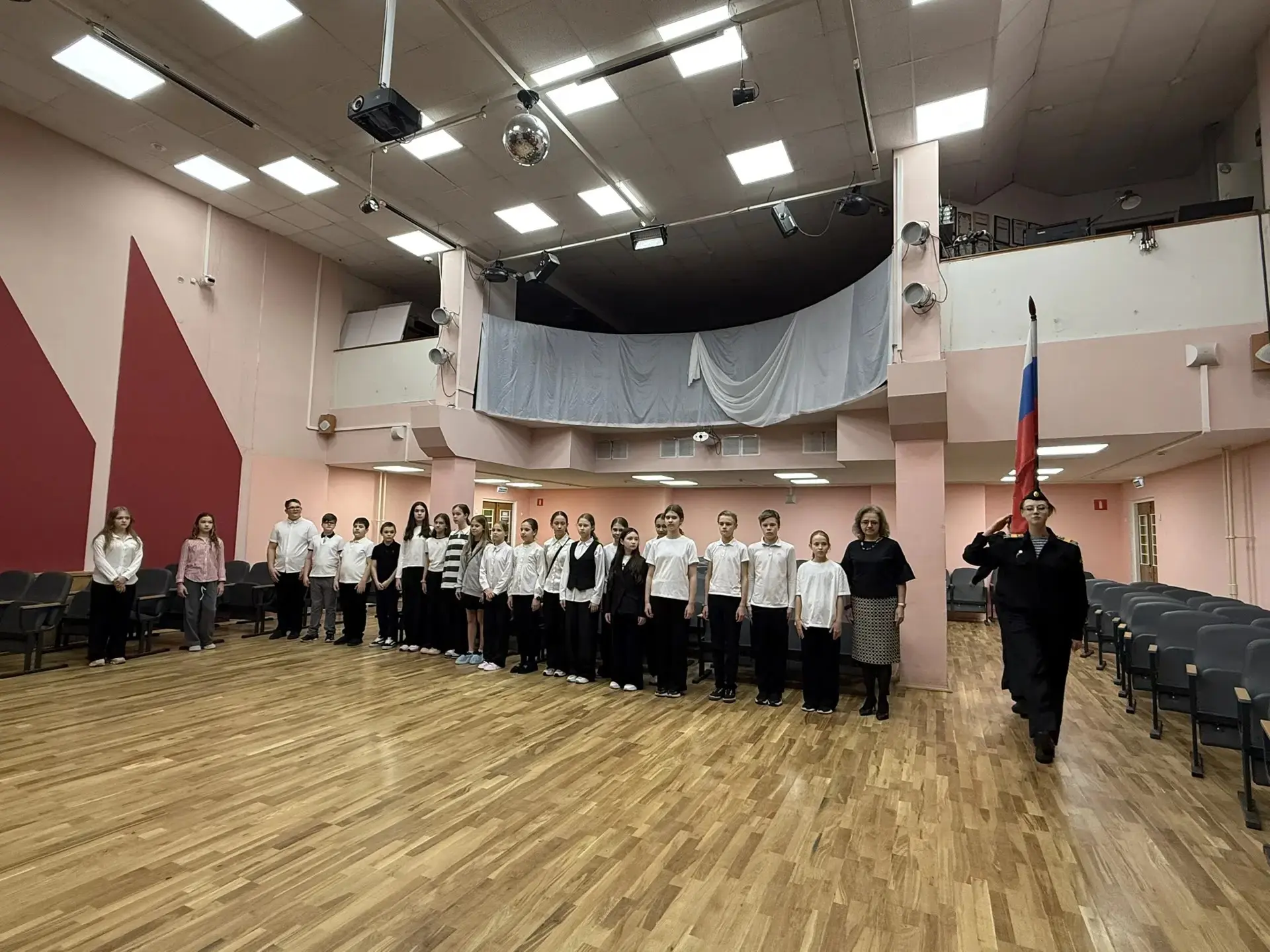 Доброе снежное утро, страна! ❄️  Сегодня, 27 апреля, понедельник, и новая неделя в нашей школе тради