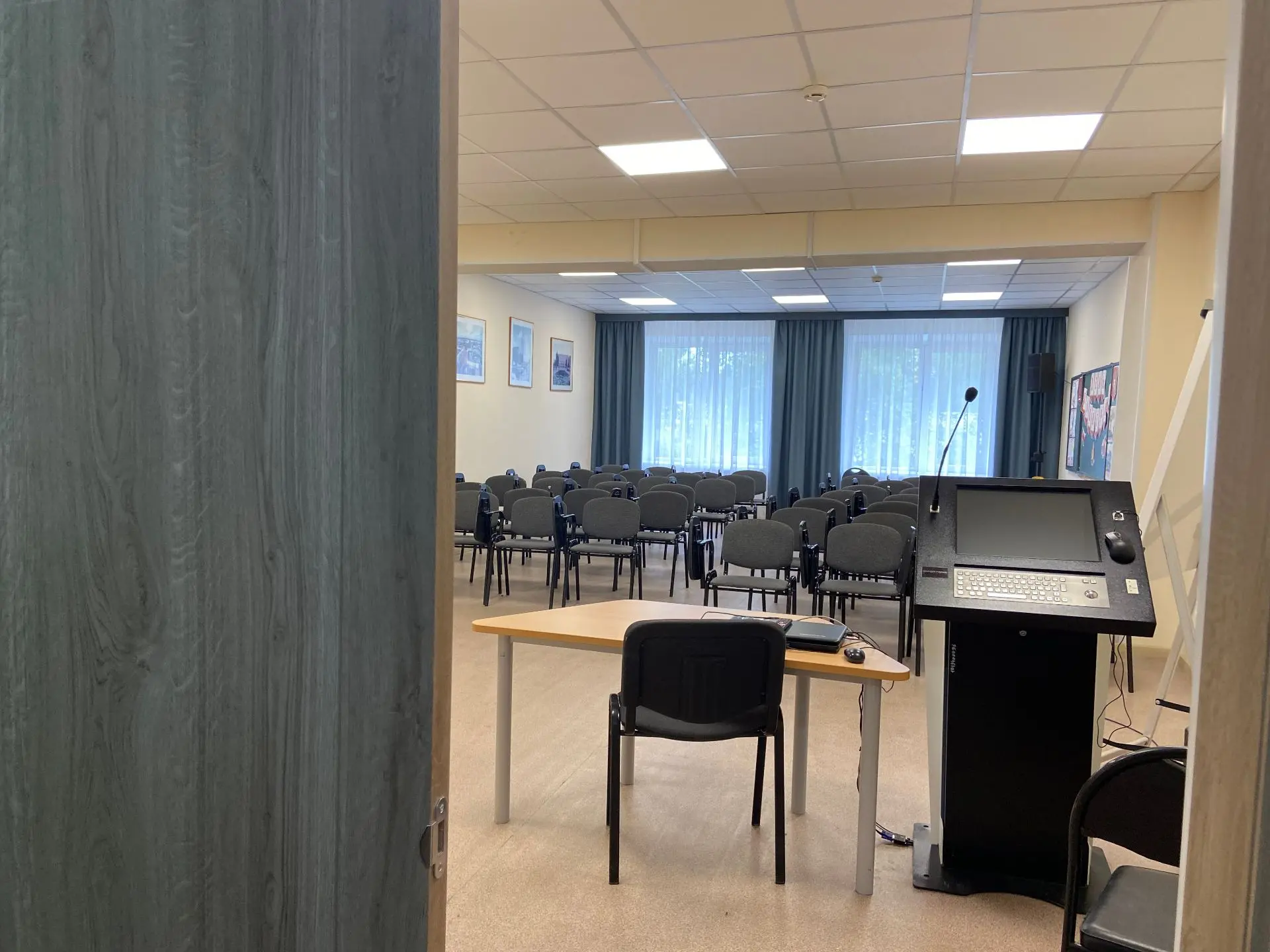 ✨ Конференц‑зал в нашей школе преобразился!
📌После ремонта здесь стало светлее, уютнее и современне