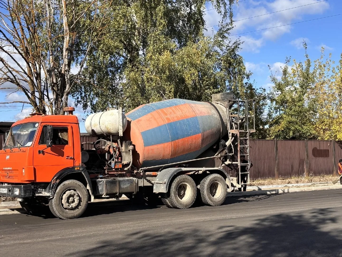 🚧 На участке от мастерской управления «Сенеж» до поликлиники наконец уложили новый асф...