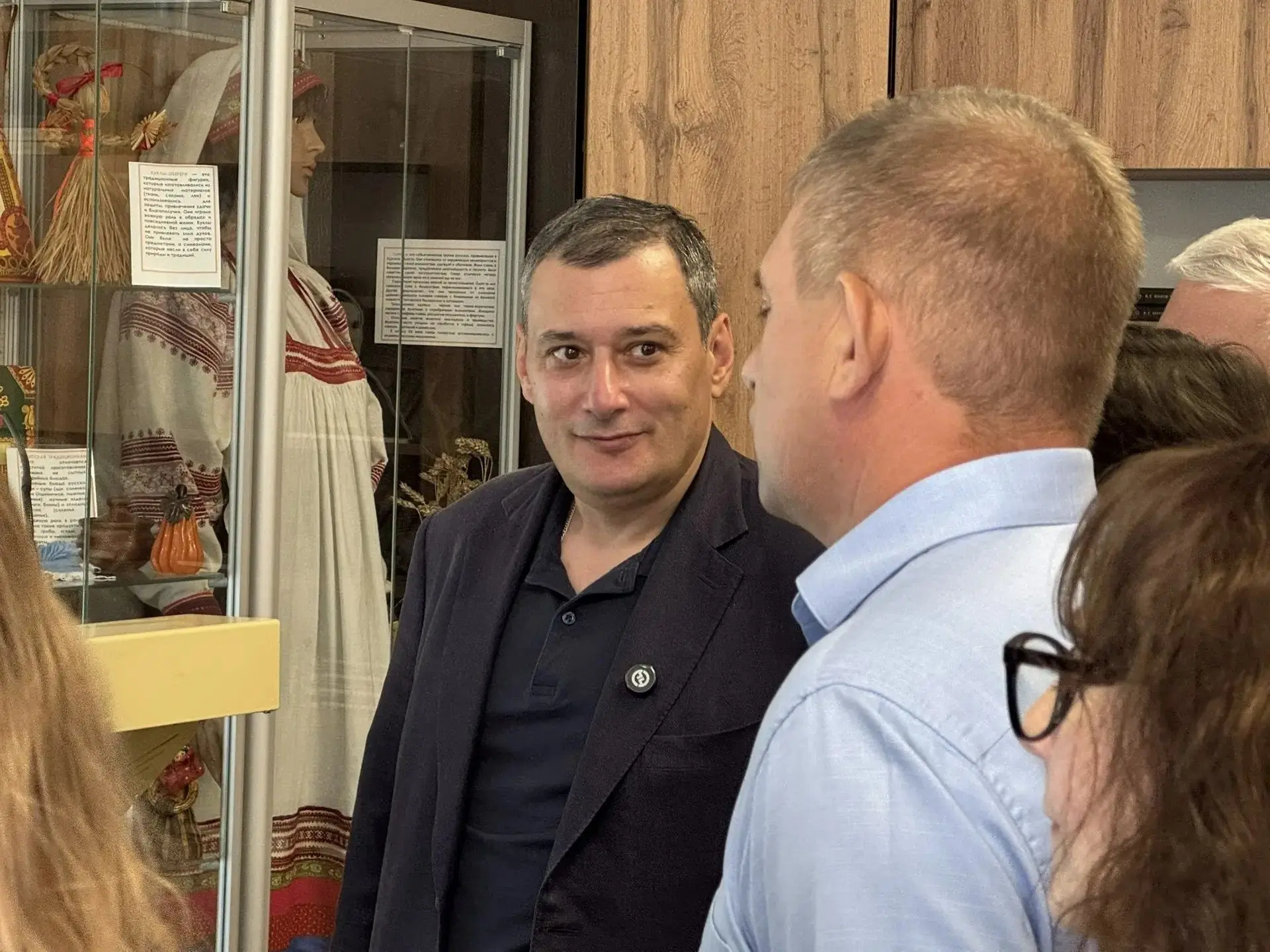 Александр Хинштейн посетил Межпоселенческую библиотеку Поныровского района