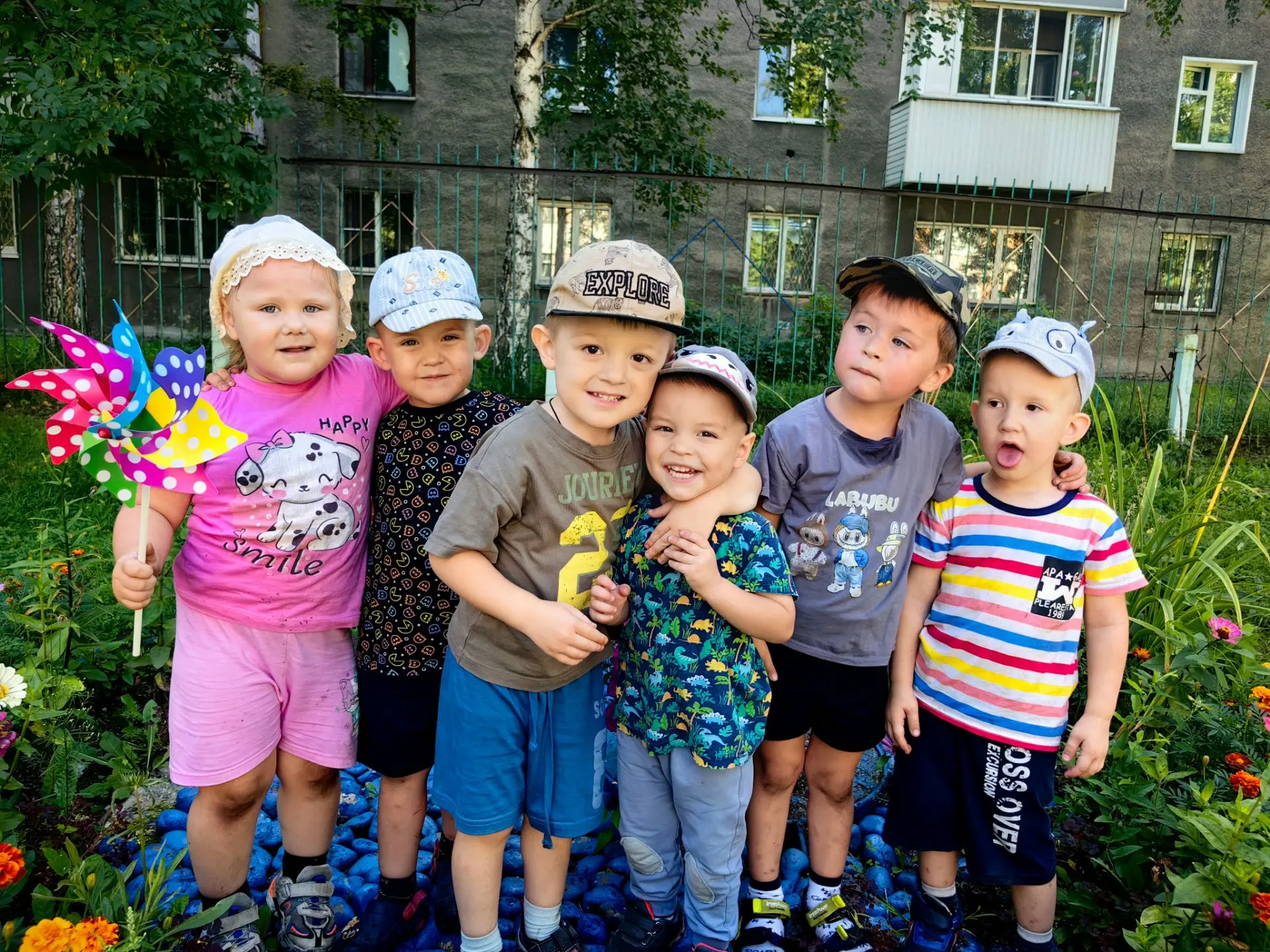 🎉 Ребята из 2-й младшей группы от всей души желают всем подписчикам хороших выходных! 🌈