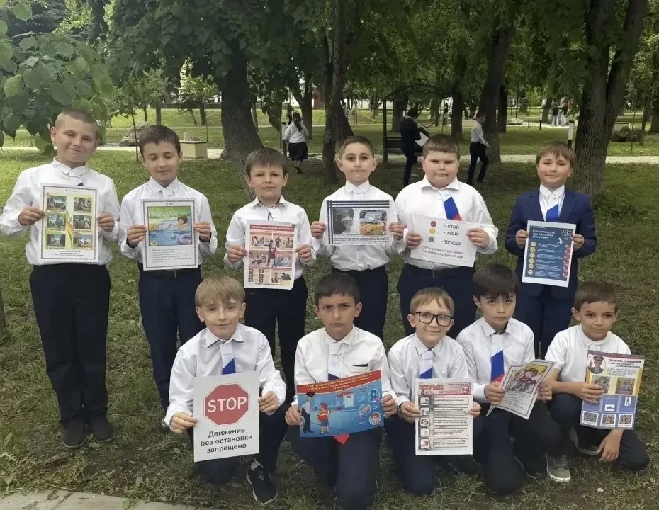 26 мая ученики 2 в класса(классный руководитель Рыльская Е.И.) приняли участие в общешкольной линейк