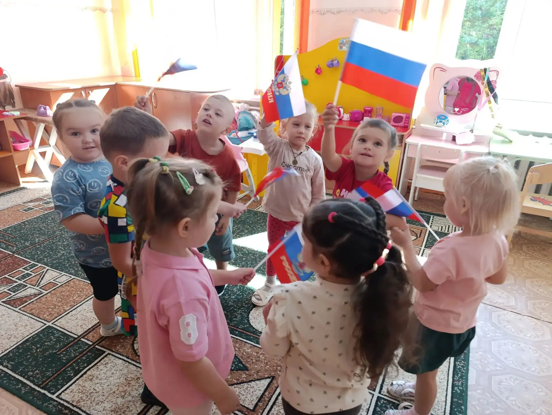 Сегодня в средней группе «Солнышко» прошло тематическое занятие "Белый, синий, красный"...