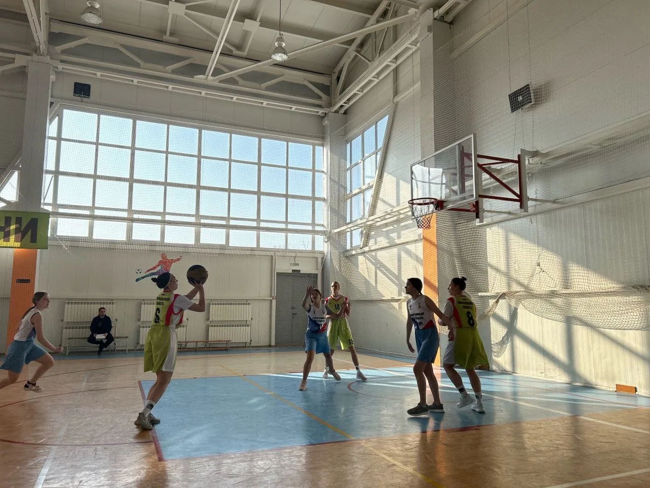 🏀 Наши парни и девушки - гордость школы!  Сегодня в ФОК «Центр-ЮГ» проходил муниципальный этап сорев