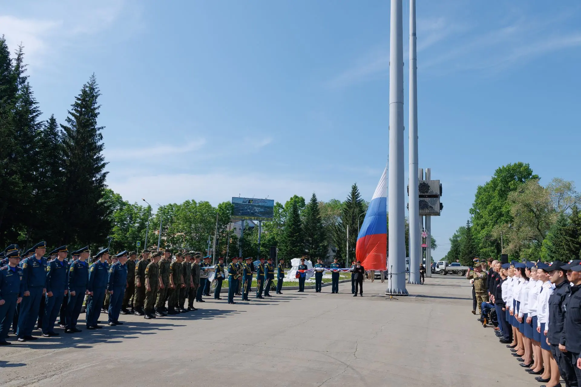 В День России в Саду воинского духа прошла церемония поднятия Государственного флага Российской Феде