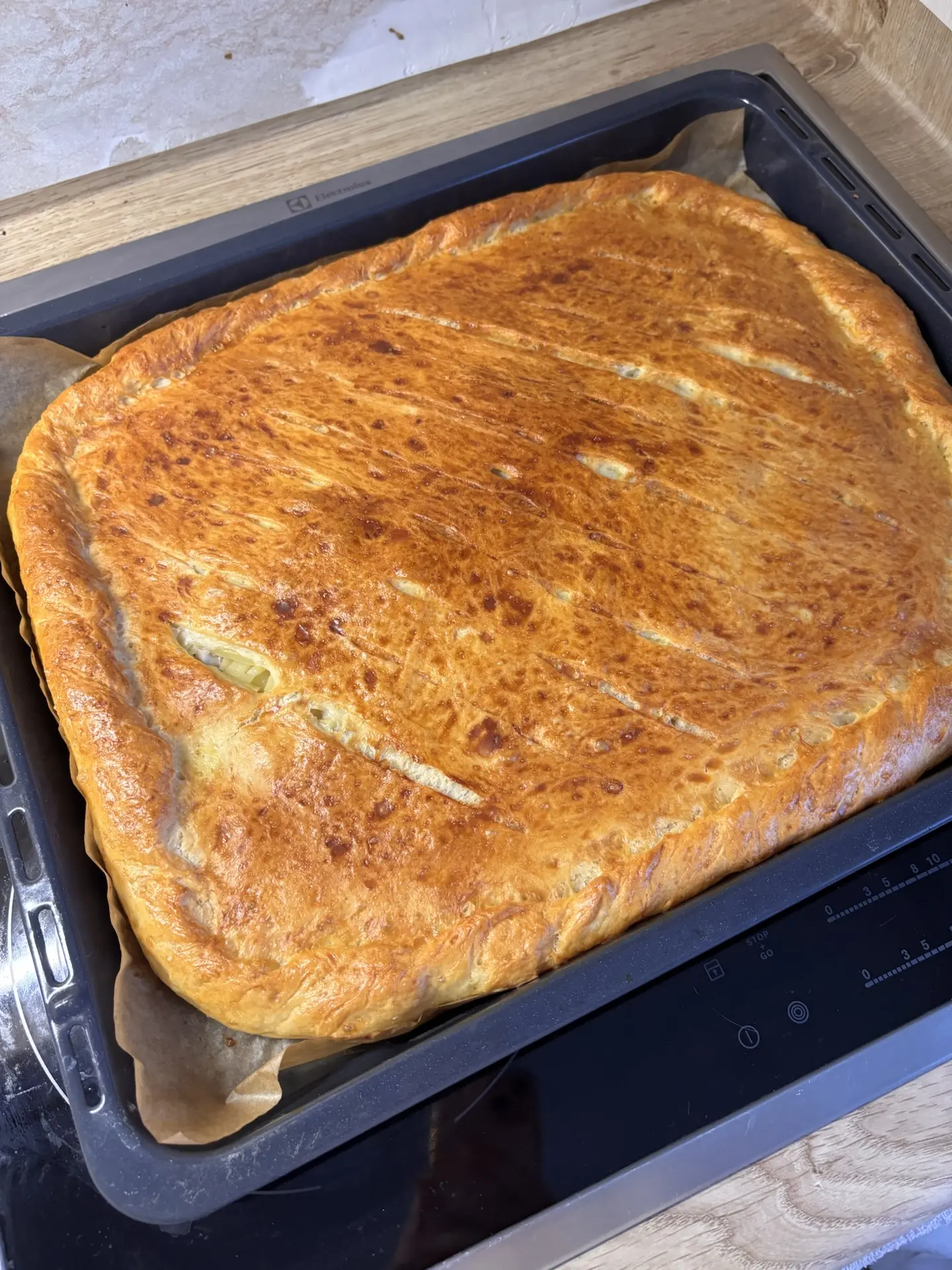 Девчонки, сижу сейчас с кружкой чая, пирог уже почти уничтожен (стыдно признаться, но половинки как 