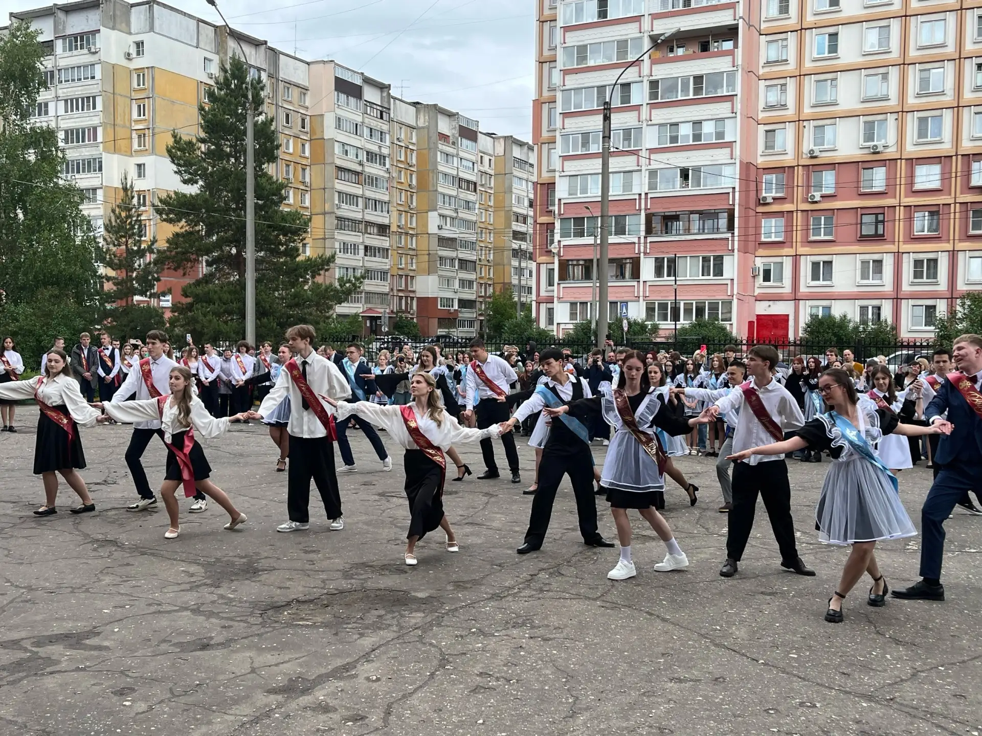 🌟 ПОСЛЕДНИЙ ЗВОНОК – НАЧАЛО ВАШЕЙ ЭПОХИ! 🌟  Дорогие выпускники 2026 года! 🎓 Сегодня для вас прозвене