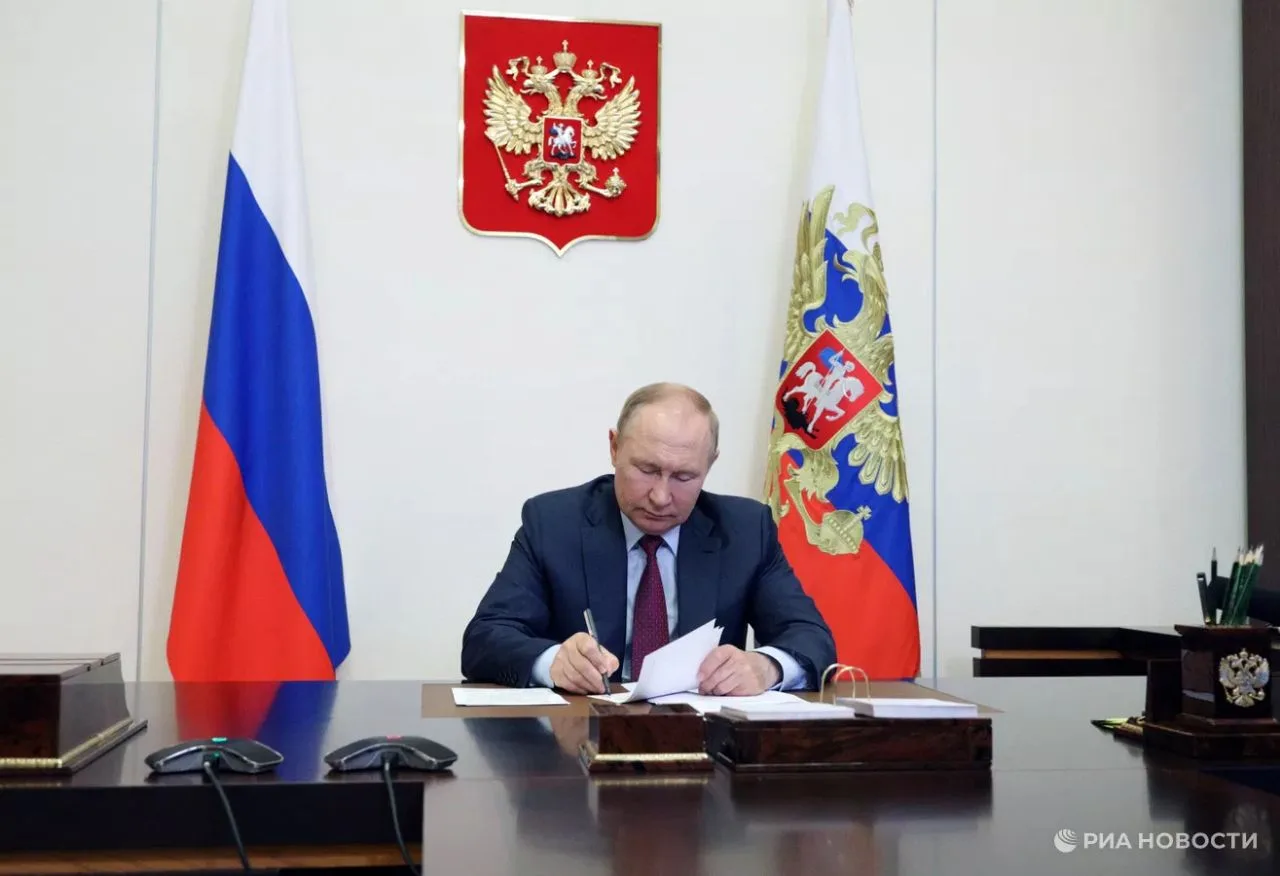 ❗️Владимир Путин подписал закон, упрощающий регистрацию автомобилей и продлевающий дейс...