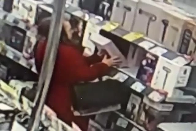 Похищала технику, продукты и косметику: в Архангельске задержали подозреваемую в серии ...