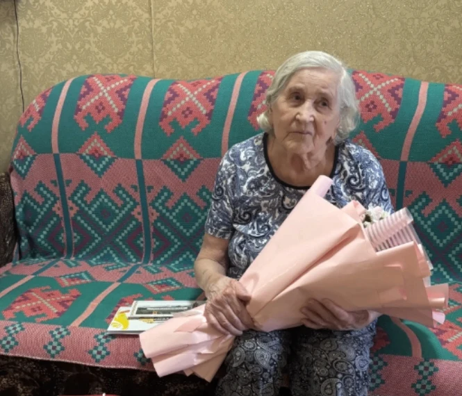 Юбилейную дату отмечает ветеран Великой Отечественной войны, труженица тыла Кукаркина А...