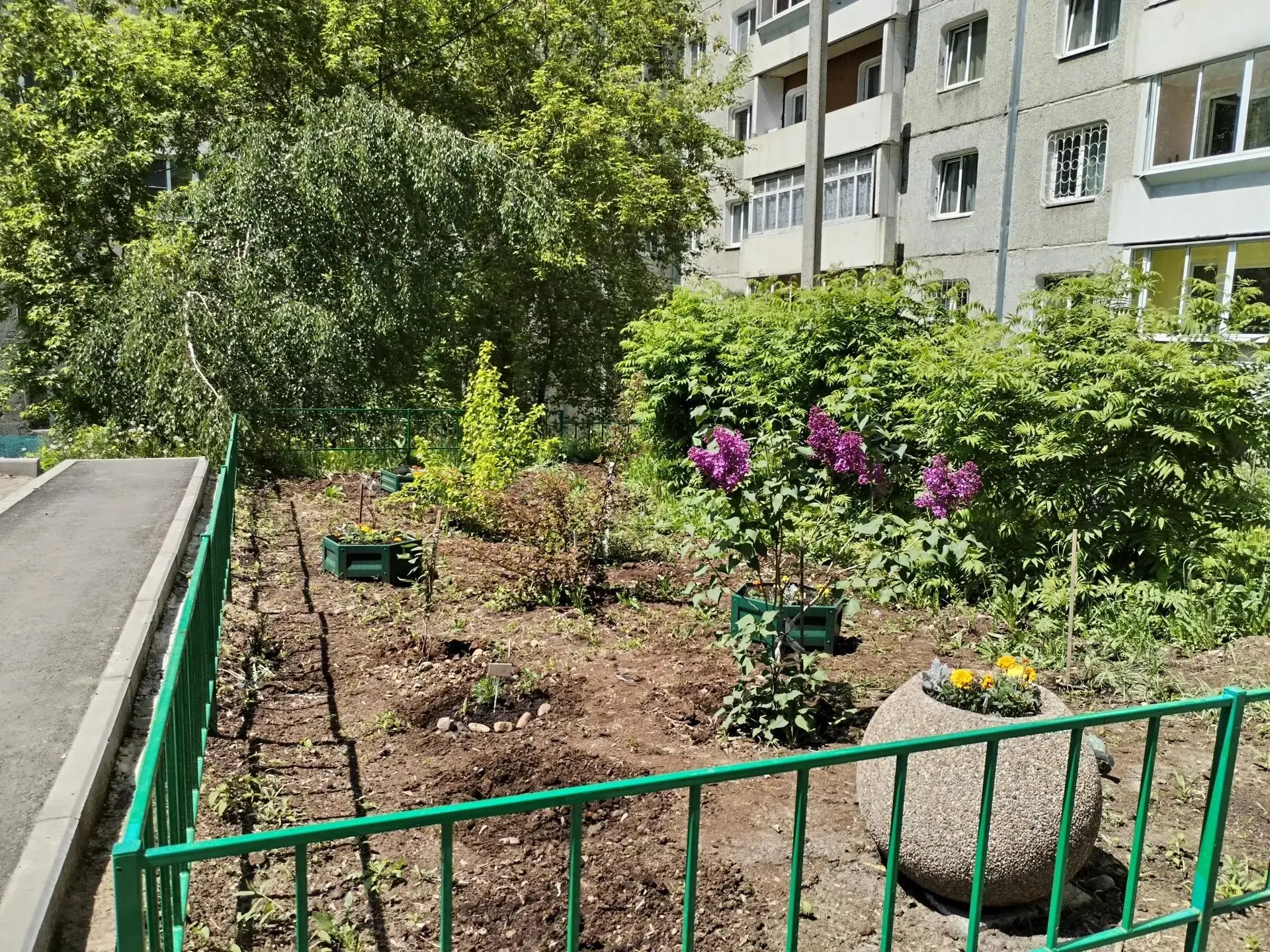 «Зачем вы устроили это кладбище?»

Такую фразу мы услышали от жительницы одного из домов. Каждый год