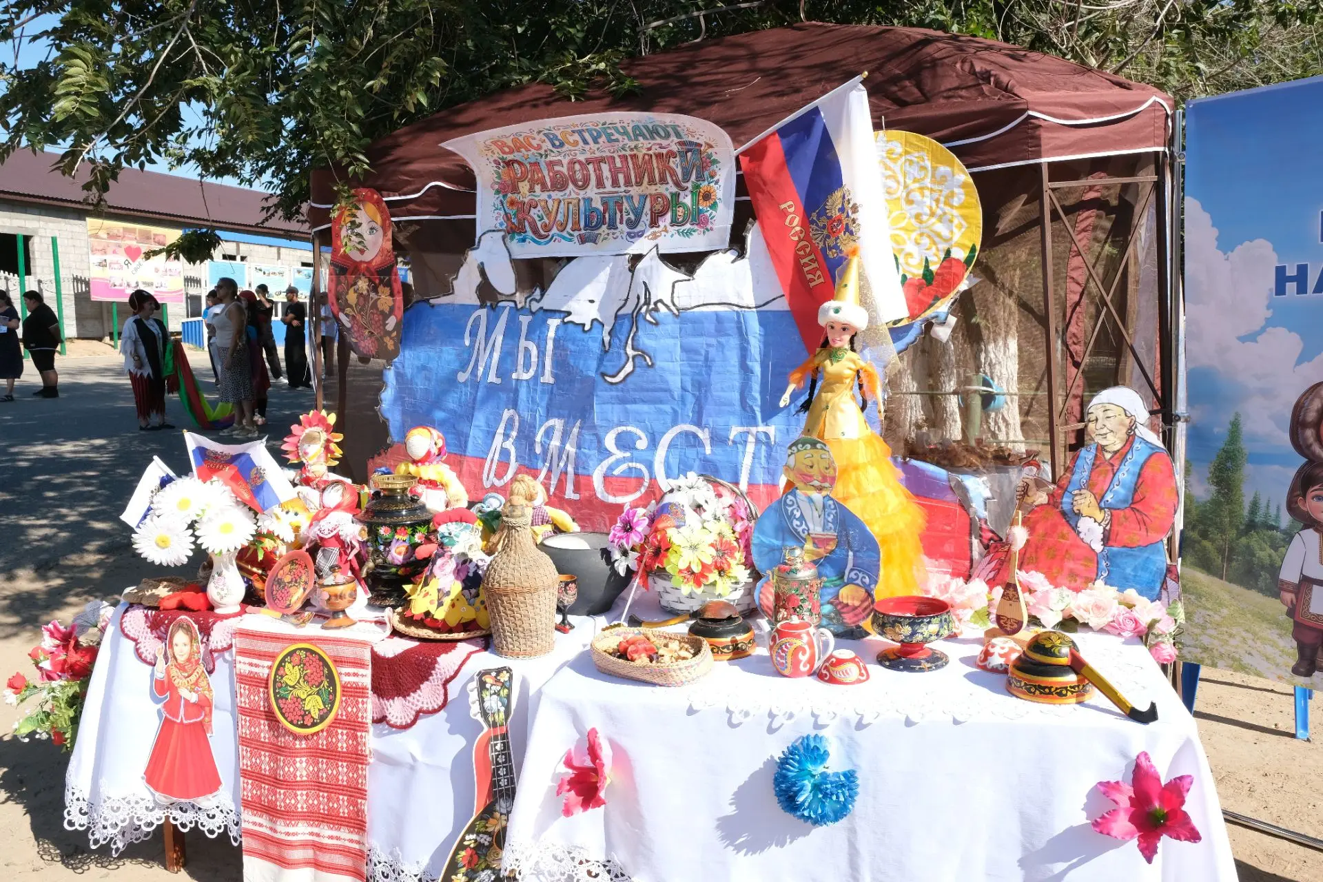 В посёлке Комсомольский прошли традиционные гуляния в рамках празднования Дня села. На ...