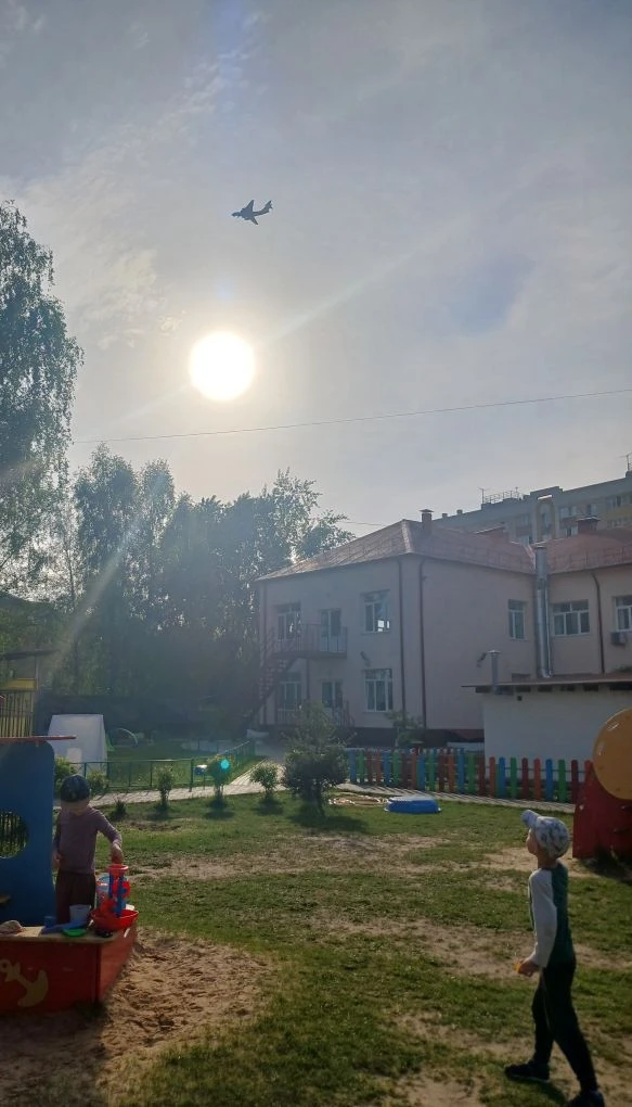 Сегодня во время прогулки наши воспитанники  с восторгом наблюдали за самолётом, которы...