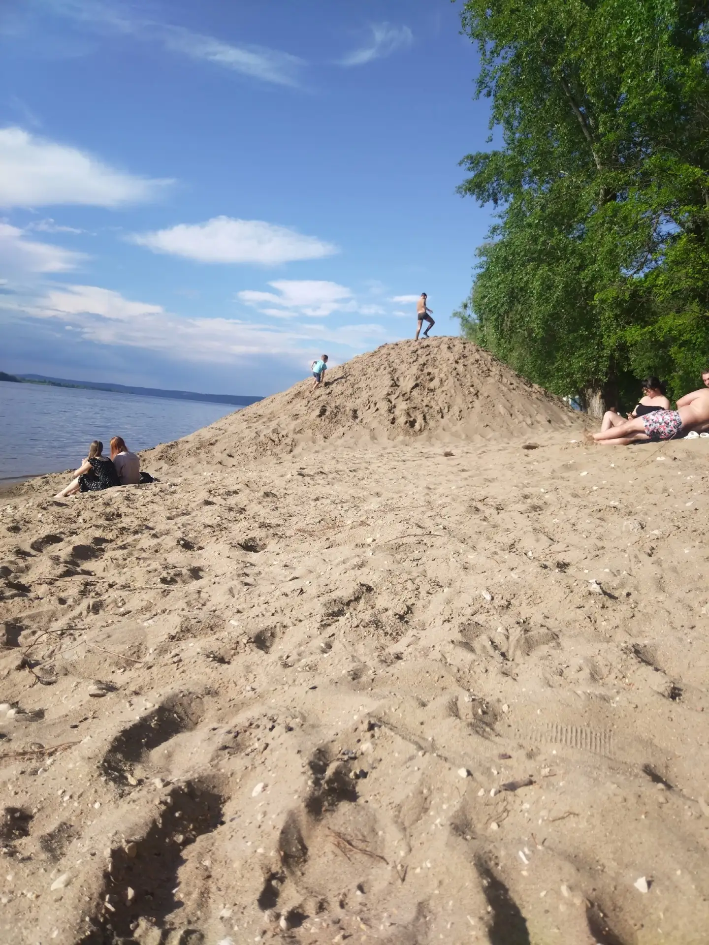 Пляж в Загородном парке. Ни песка разровненного, ни кабинок для переодевания, ни скамеек с зонтиками