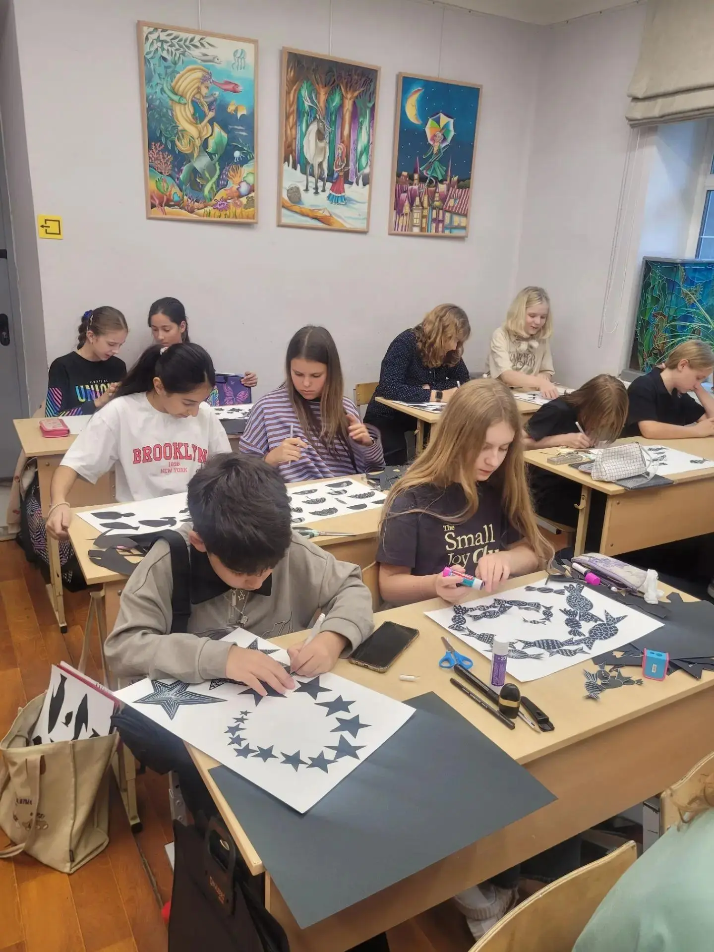 1"А" класс изучает правила и приёмы композиции. Ритм, статика, динамика. Преподаватель ...