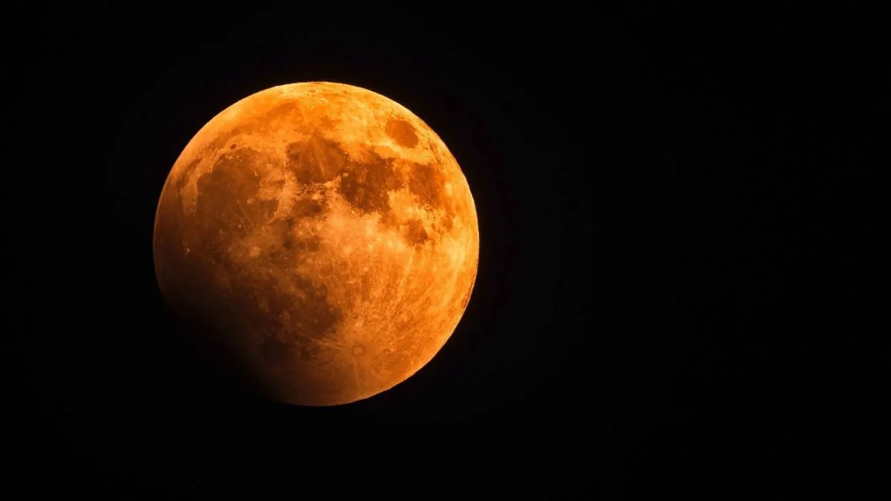 🌒 Завтра утром последнее затмение года — Луну накроет почти полностью.