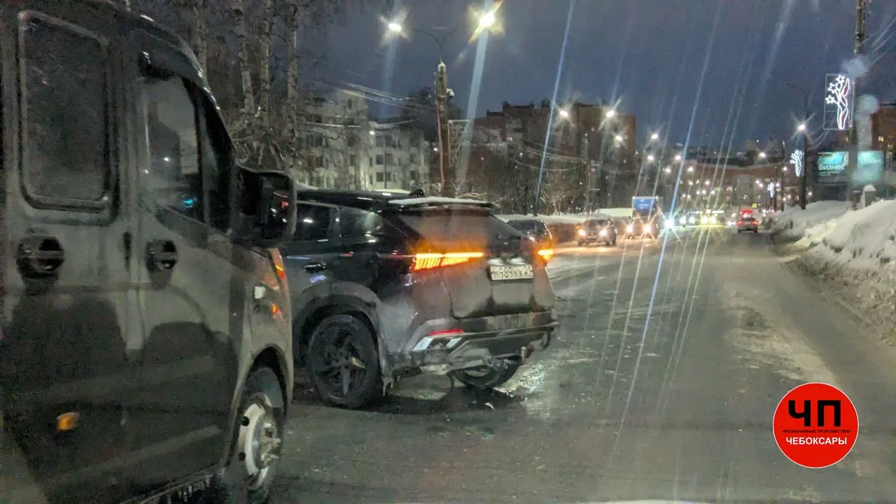 Жёсткое ДТП на 50 лет Октября у администрации Калининского района  В Чебоксары на улице 50 лет Октяб