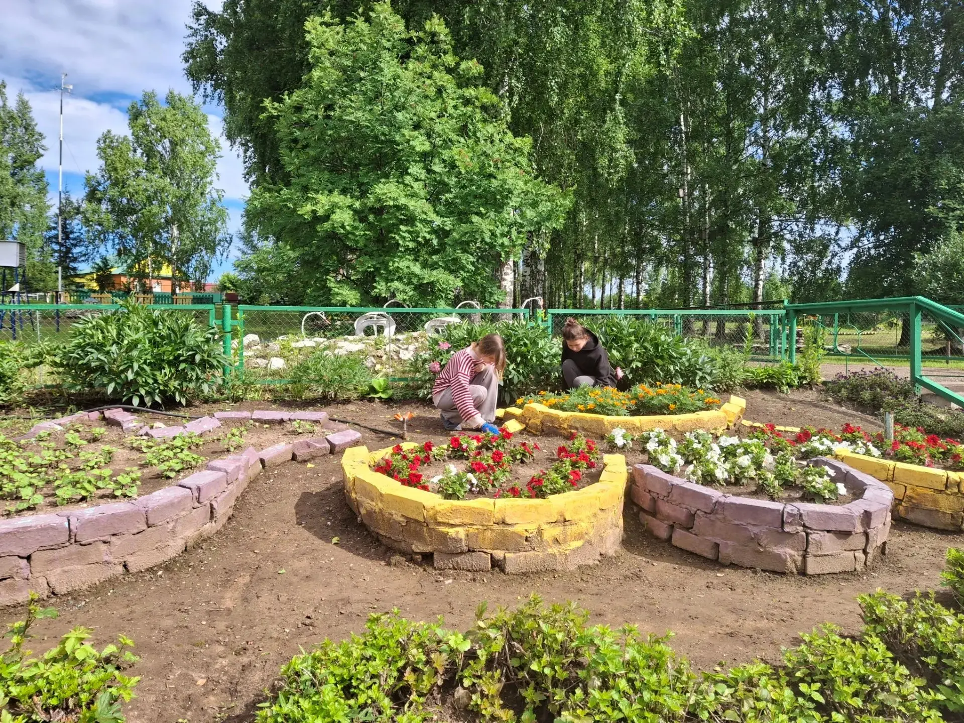 Җәй – искиткеч матур ел фасылы! Җәй көне ял итү – ул үзенә күрә бер серле могҗиза. Сикертән мәктәбе 
