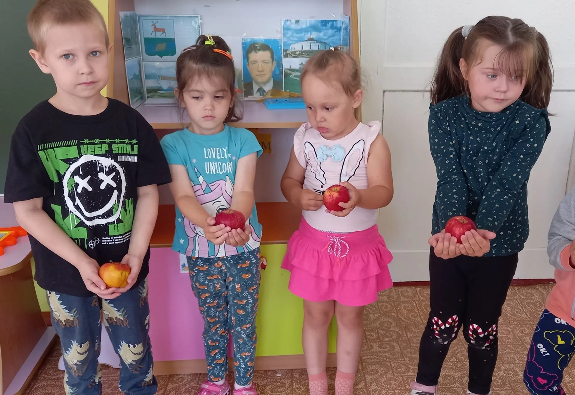 Польза яблок для организма ребенка огромна. С детьми была проведена беседа о их пользе, они узнали ч