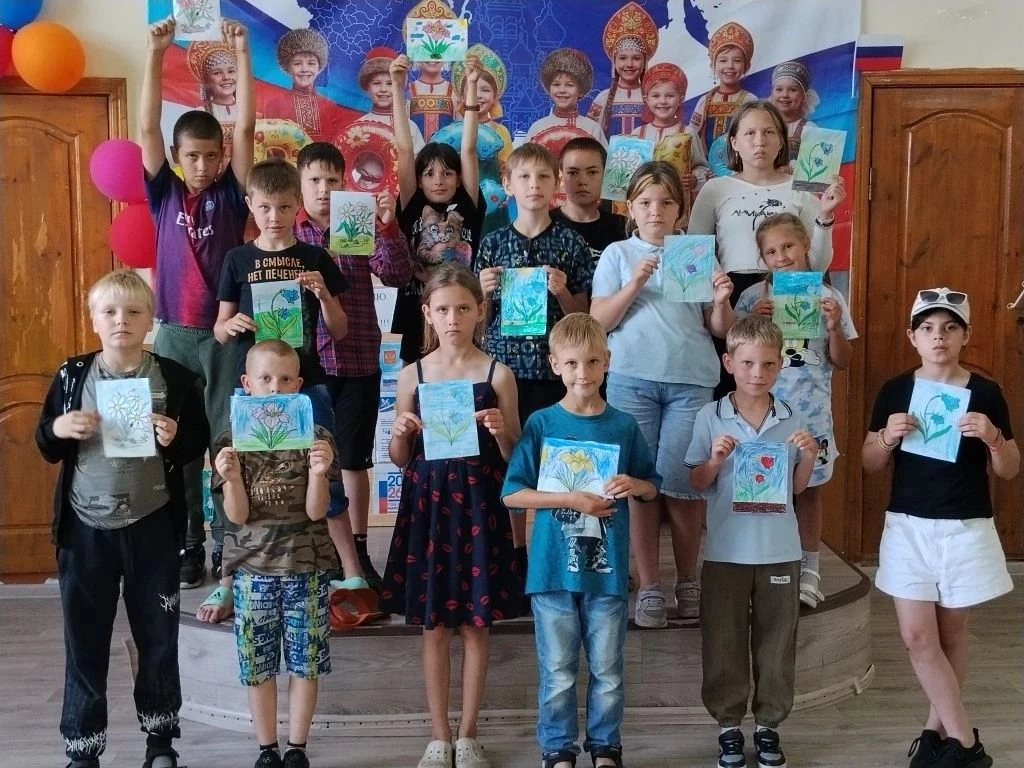 Сегодня прошел двенадцатый день в лагере "Родничок". И хотя это был День цветов, дети не только рисо