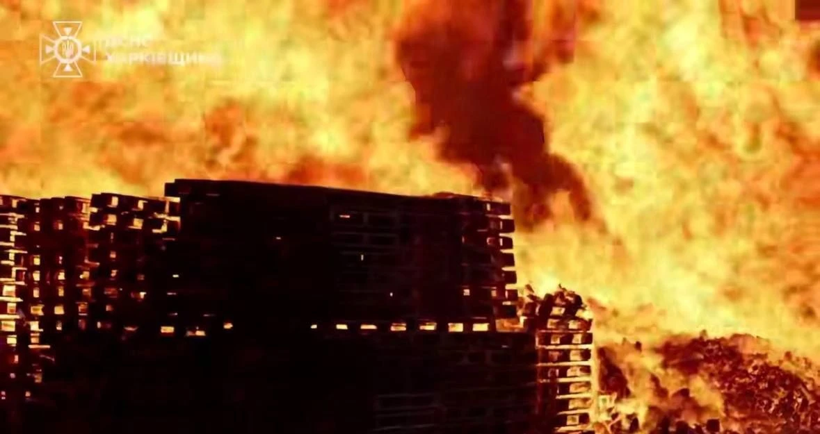 🔥В Харькове продолжает красиво гореть после ударов ВКС