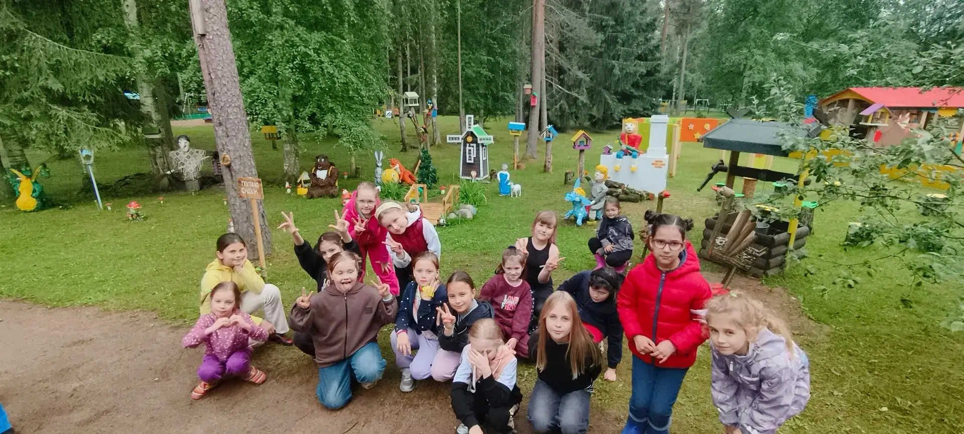 🌿 В БОТАНИЧЕСКОМ САДУ 

      Среди зелени, цветов и сказочных уголков каждый ребёнок становится на