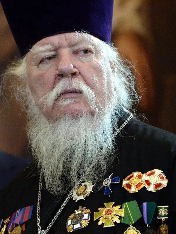Мужчина должен так покорить женщину, чтобы она была согласна стать для него всем.

И так же, любя ег
