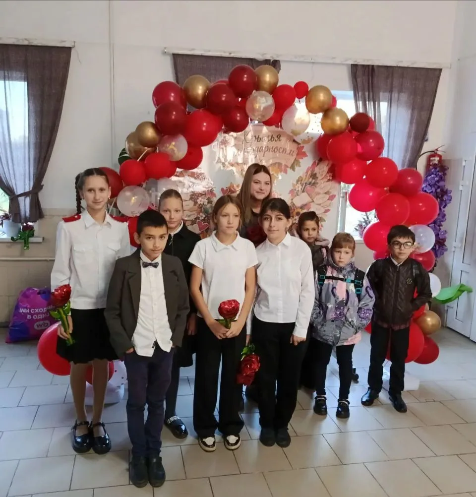 Сегодняшнее утро в нашей школе началось не с привычного звонка, а с улыбок, цветов и те...
