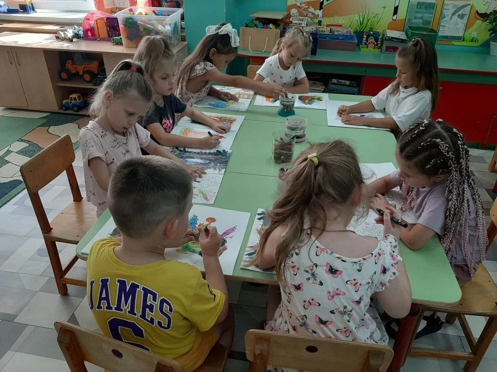 🤗Воспитанники старшего дошкольного возраста  совместно   с воспитателем Надеждой Кузьм...