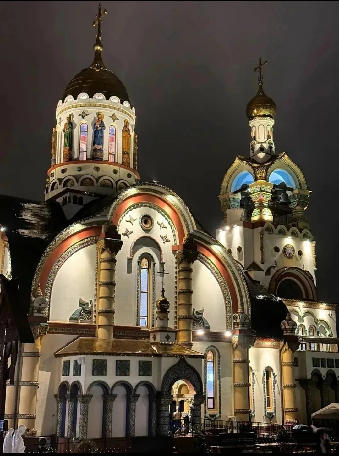 Я очень люблю гулять но нашему городу Сочи, однажды вечером я увидела храм удивительной красоты,  он