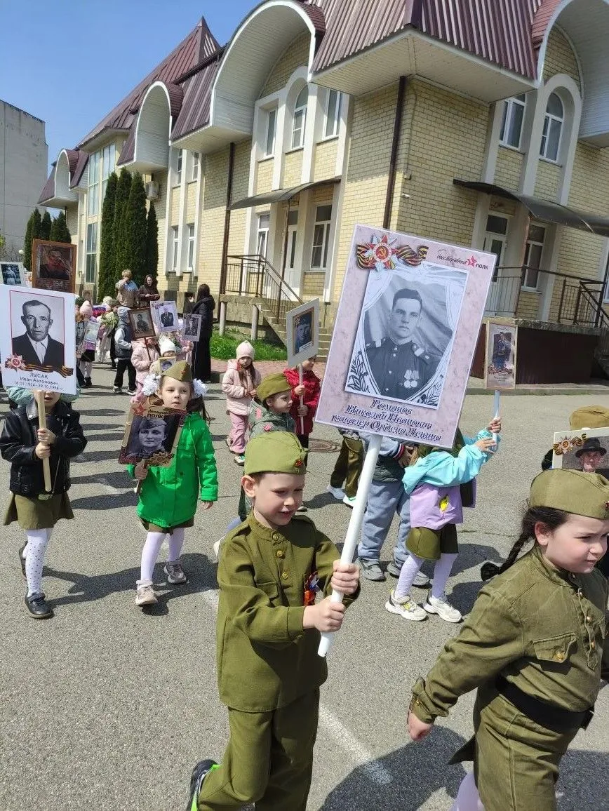 Маленькие герои с портретами больших героев. В нашем детском саду прошла одна из самых ...