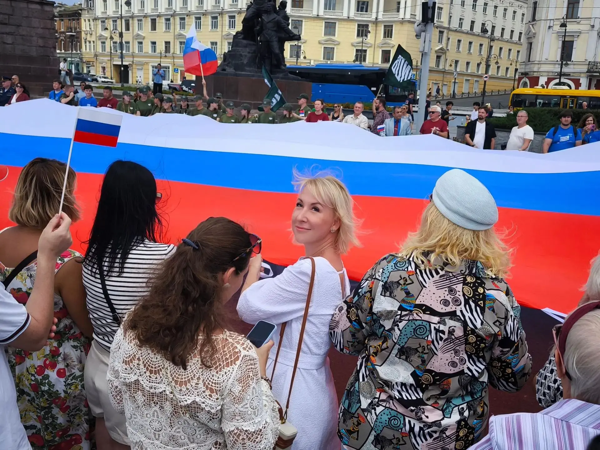 Друзья, сегодня важный день для нашей страны — День Государственного флага России!