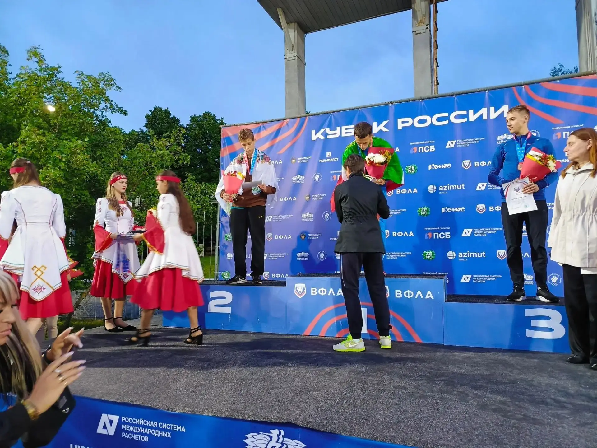 И снова потрясающие новости со спортивной арены!

🥈 На Кубке России по легкой атлетике среди мужчин